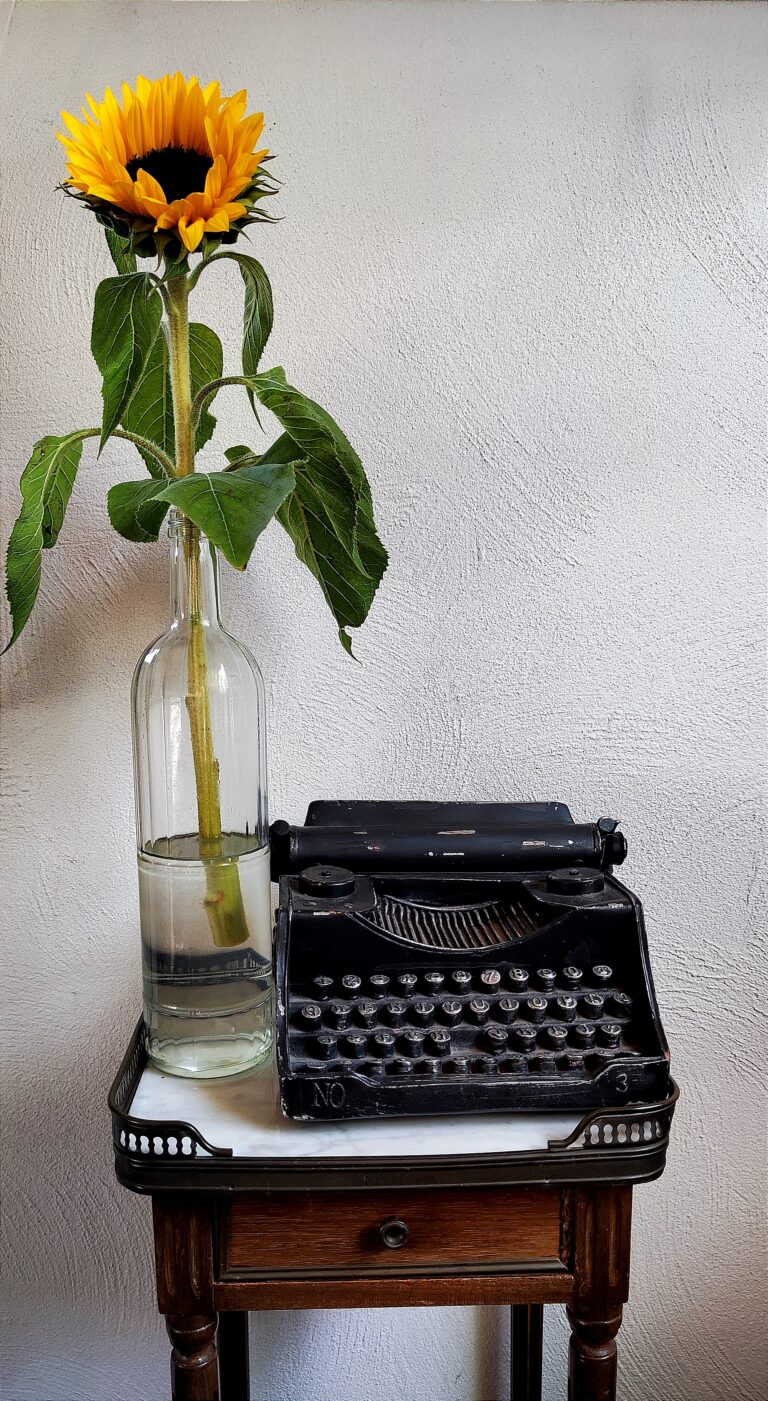 Mehr über den Artikel erfahren Schlicht: Sonnenblume auf französischem Beistelltisch